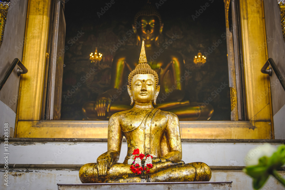 Obraz premium Public place Buddha statue with thai art architecture and Big buddha gold background in church at Wat Suthat temple. This is a Buddhist temple in Bangkok .
