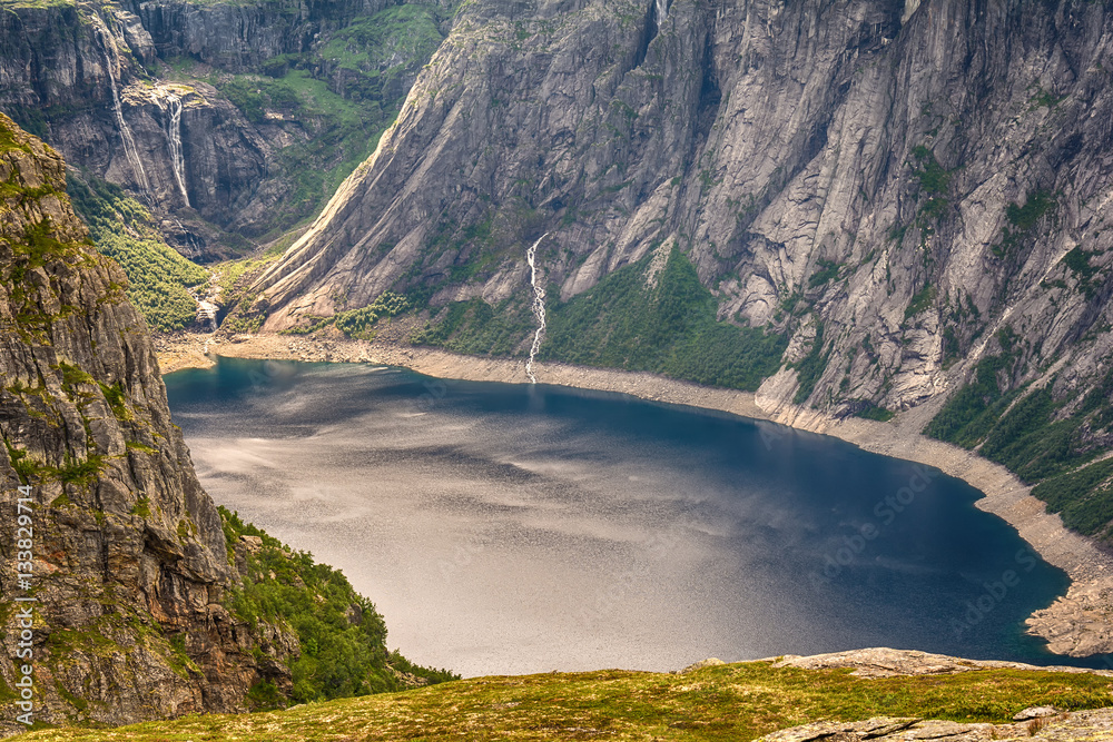 Naklejka premium Panorama view of the Ringedalsvatnet lake and mountains
