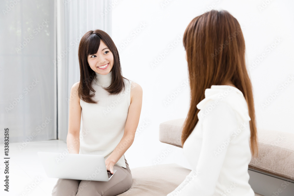 asian businesswomen talking on the sofa asian businesswomen talking on the sofa