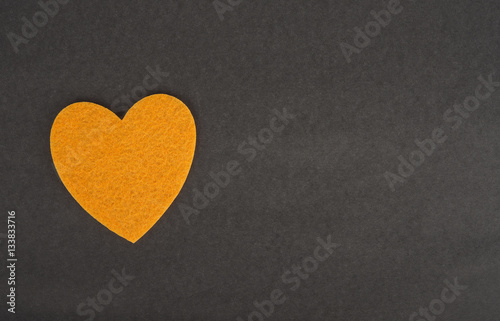 День Святого Валентина открытка. Признание в любви текстура. Желтое сердце фетр чёрный фон