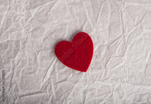 День Святого Валентина открытка. Признание в любви текстура. Красное сердце фетр на мятой упаковочной бумаге