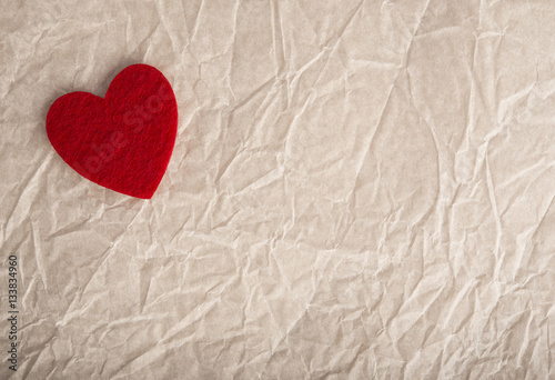 День Святого Валентина открытка. Признание в любви текстура. Красное сердце фетр на мятой упаковочной бумаге