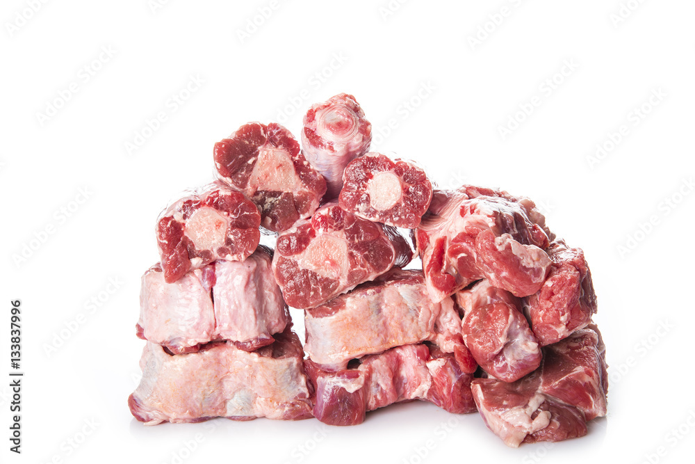Fototapeta premium Carne roja de rabo de toro o ternera fresca y cruda aislada sobre fondo blanco para hacer una comida de dieta mediterránea