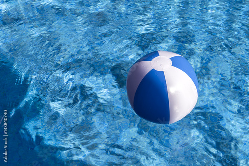 Balon inflable en la piscina