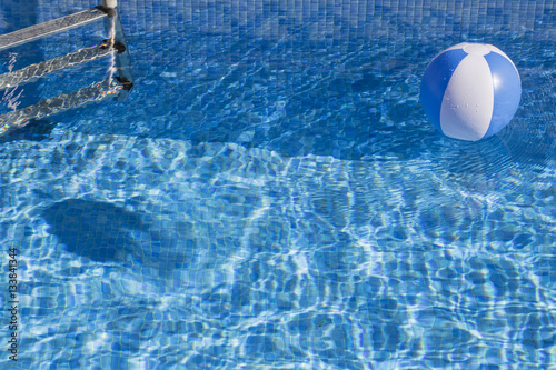 Balón inflable en la piscina photo