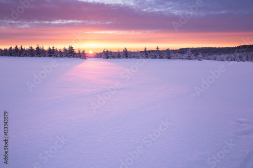 Morgenstimmung kurz vor Sonnenaufgang an einem Wintertag im Erzgebirge © Alexander Erdbeer