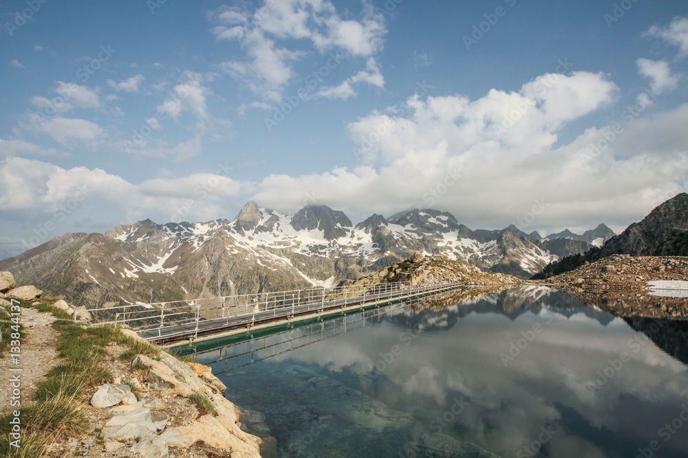 Lago de alta montaña o ibón con el cielo y las nubes reflejados en panticosa (Brazatos) en el pirineo aragonés Lago de alta montaña o ibón con el cielo y las nubes reflejados en panticosa (Brazatos) en el pirineo aragonés