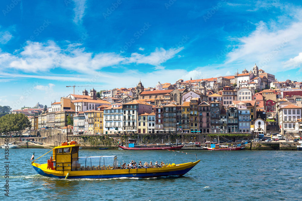 Fototapeta premium Tourist boat and Douro River in Porto