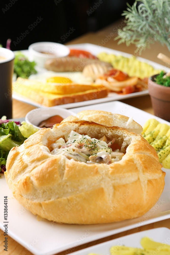 Pasta with Cream Sauce in Bread Pasta with Cream Sauce in Bread