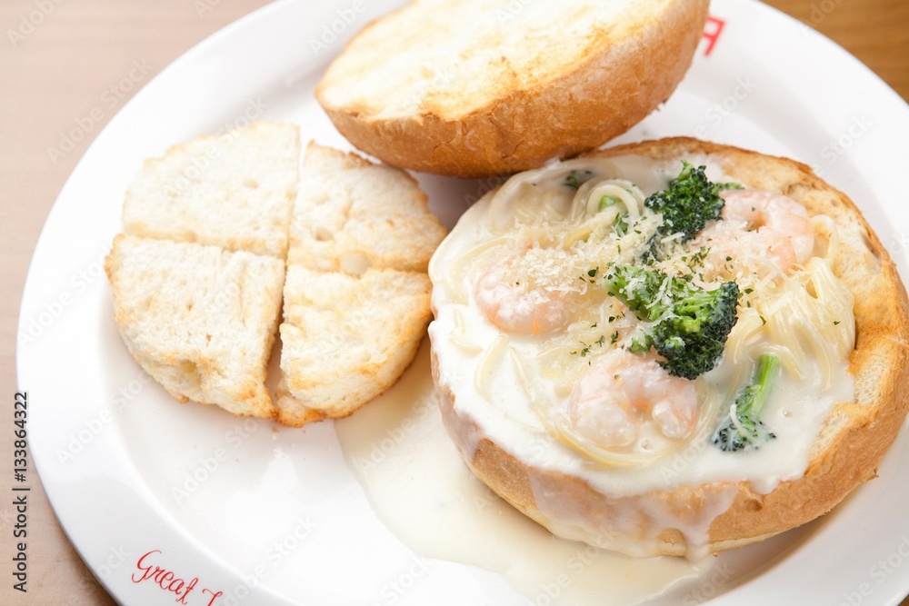 Pasta with Cream Sauce in Bread Pasta with Cream Sauce in Bread