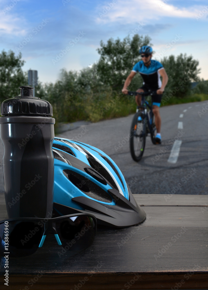 Obraz premium helmet and sunglasses cyclist