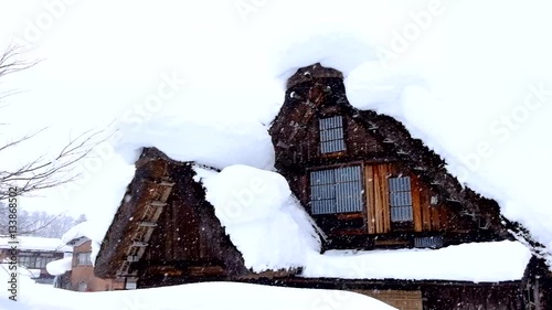 雪降る白川郷合掌造り集落は世界遺産