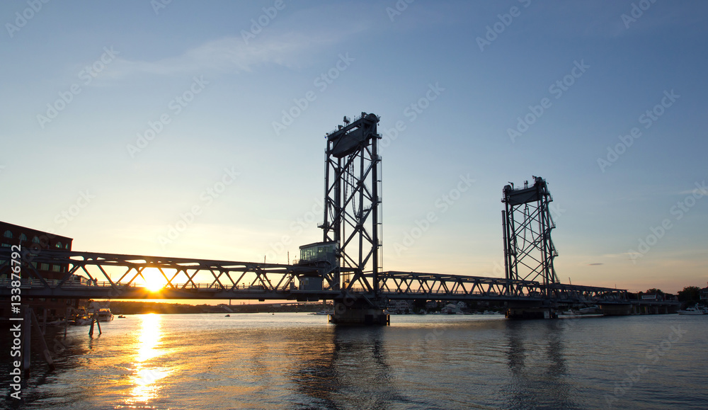 Fototapeta premium USA, Portsmouth, New Hampshire Bridge, Sunset