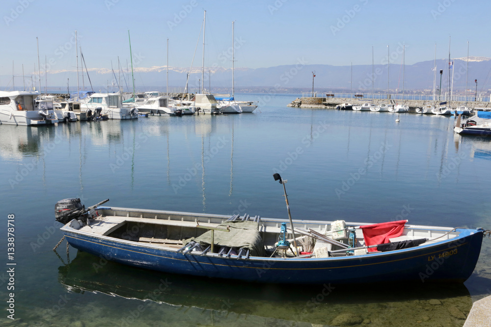 Bateau de pêche. Port de plaisance. Lac Léman. Yvoire. Marina. Lake Geneva. Yvoire.