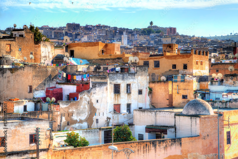 Im berühmten Viertel der Gerber in der Königstadt Fes in Marokko, Afrika, werden Tierhäute präpariert, gegerbt und gefärbt und zu Leder verarbeitet