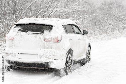 Car in the snow © Visual Content
