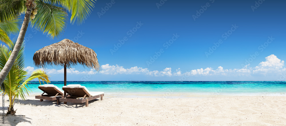 Naklejka premium Krzesła I Parasol W Tropikalnej Plaży - Seascape Sztandar