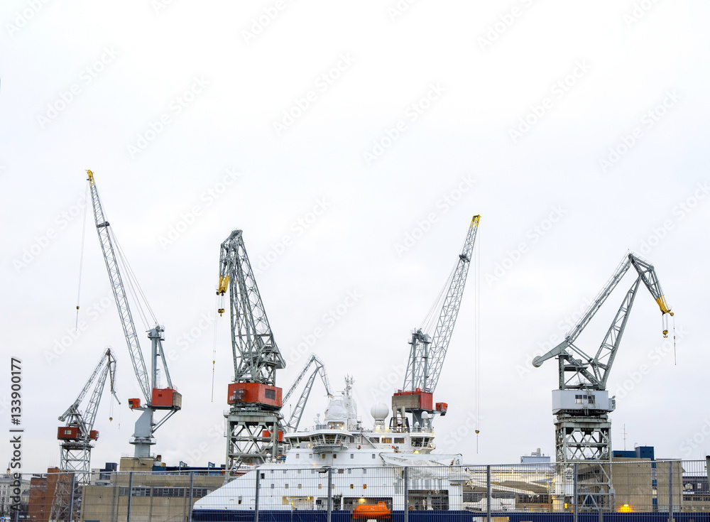 Port and harbor crane