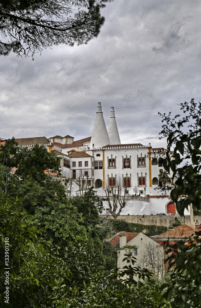 Blick auf Palácio Nacional de Sintra mit den 2 Küchenschornsteinen, in Sintra