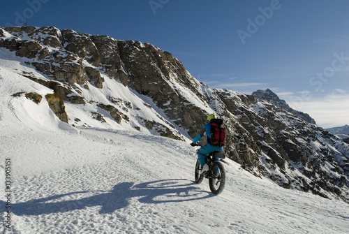 ebike - mountain bike elettrica, che sale in alta montagna, Riale, Val Formazza, Ossola, Alpi Italia