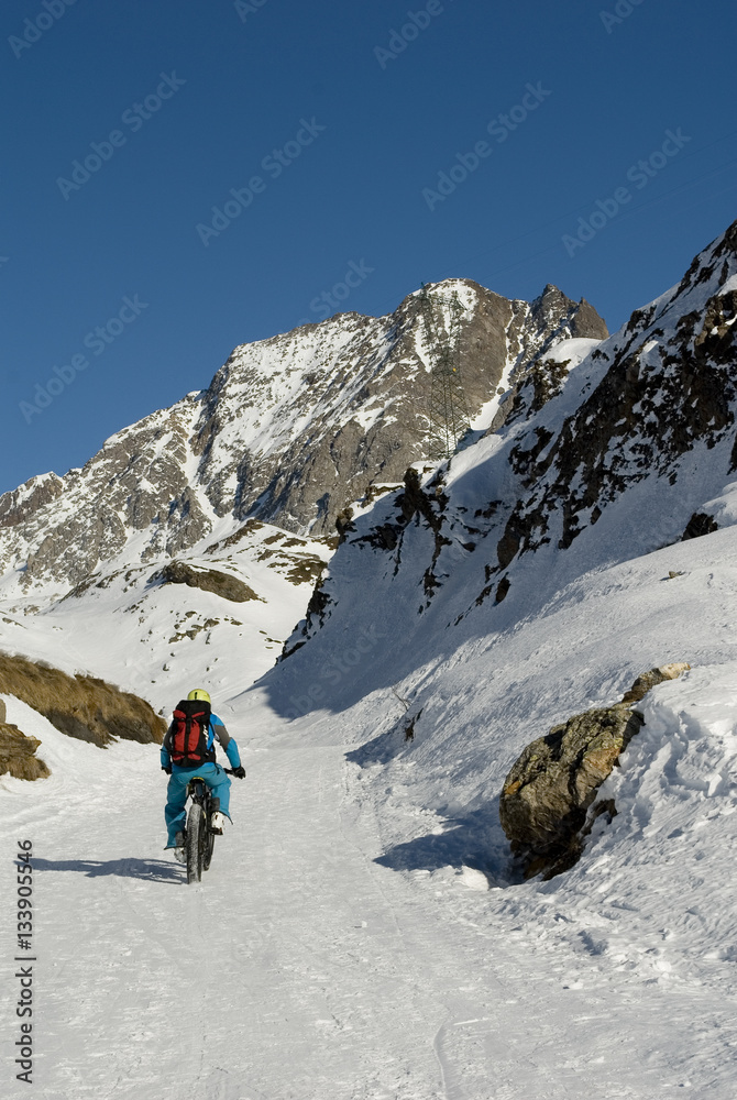 bicicletta elettrica - fat bike da neve, che sale in alta montagna, Riale, Val Formazza, Ossola, Alpi Italia