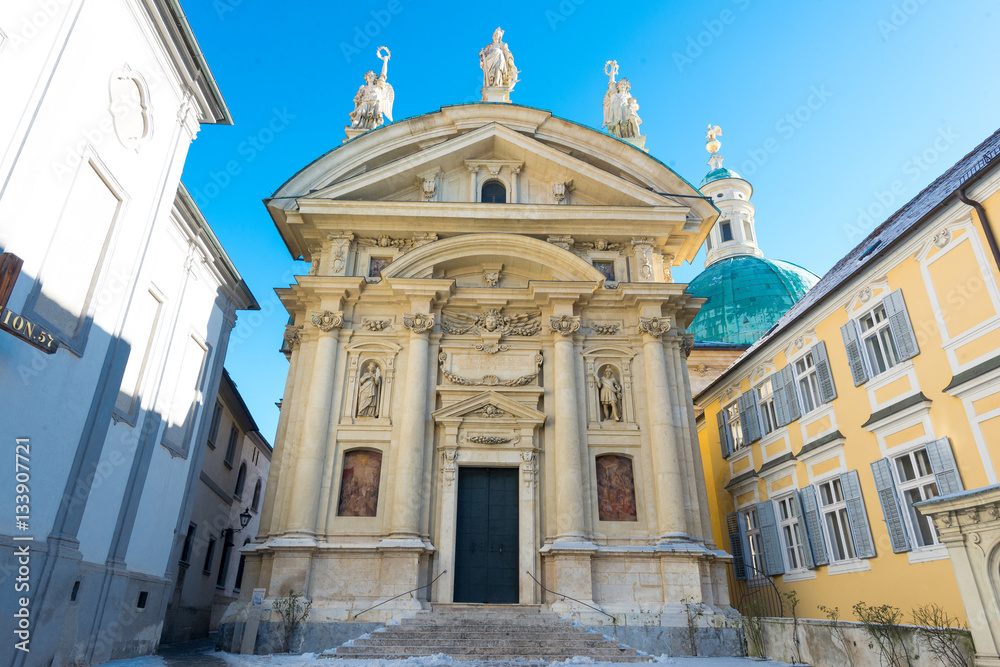 Eingang der St. Katharinenkirche mit Kuppel des Mausoleum im Hintergrund, Graz Österreich