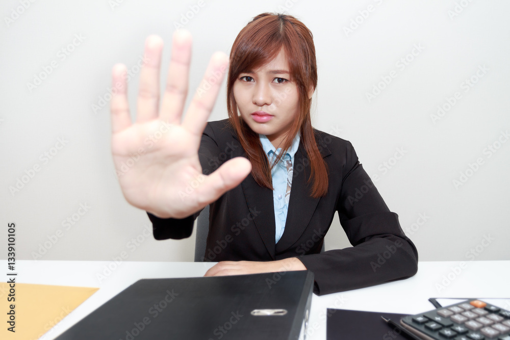 Φωτογραφία Portrait of Business woman says no or hold on at her office