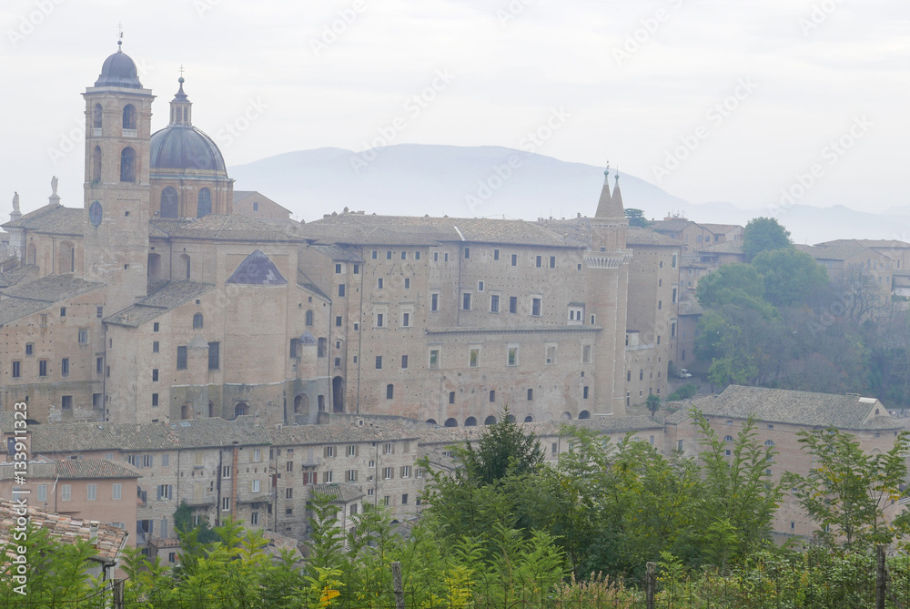 Palais ducal et Duomo à Urbino en automne, Italie