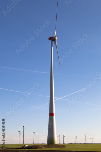 Windrad in einem Windpark vor blauem Himmel