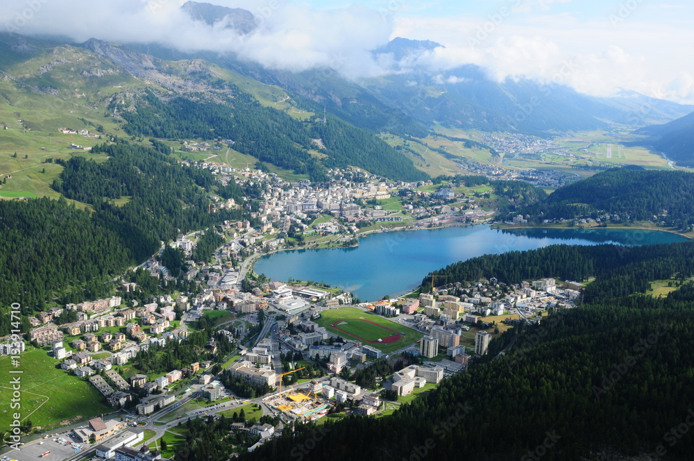 Schweizer Alpen: Luftaufnahme von St.Moritz 