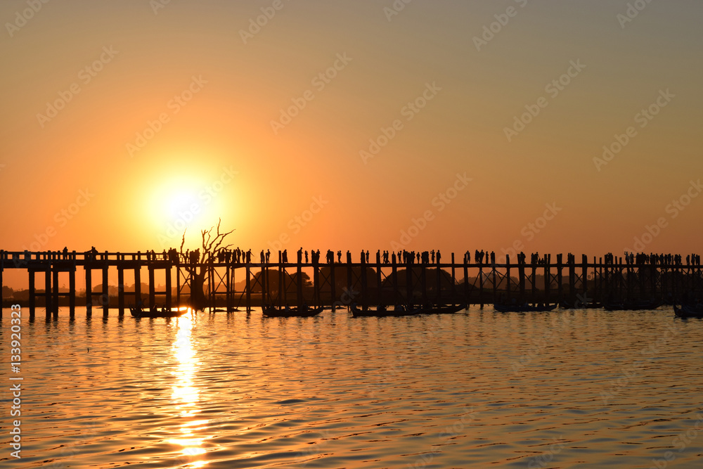 Puesta de sol en el puente U Bein en Amarapura, Mandalay, Myanmar