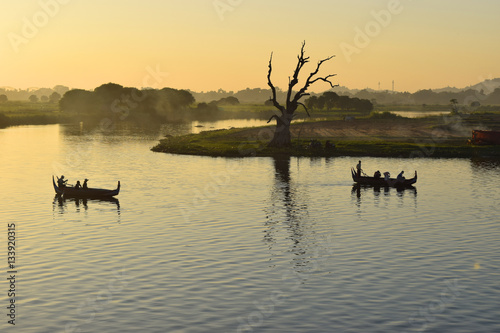 Atardecer en lago Taungthaman, Amarapura, Mandalay, Myanmar photo