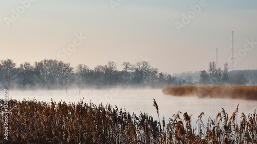 mgła na rzece photo