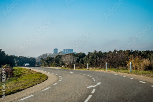 Sur la route en direction de l Abbaye de Montmajour pr  s d Arles