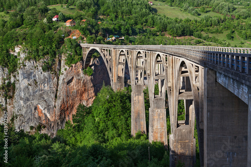 Арочный мост в Черногории.