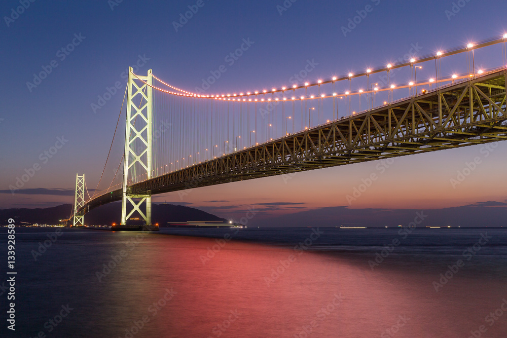 Fototapeta premium Akashi Kaikyo Bridge at evening