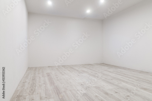 Fototapeta Naklejka Na Ścianę i Meble -  Gekälktes Laminat mit frisch gestrichener Wand in leerem Raum