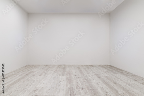 Gekälktes Laminat mit frisch gestrichener Wand in leerem Raum © abasler