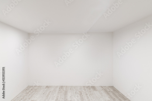 Gek  lktes Laminat mit frisch gestrichener Wand in leerem Raum