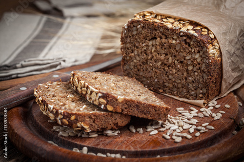 Foto Whole Grain rye bread with seeds.