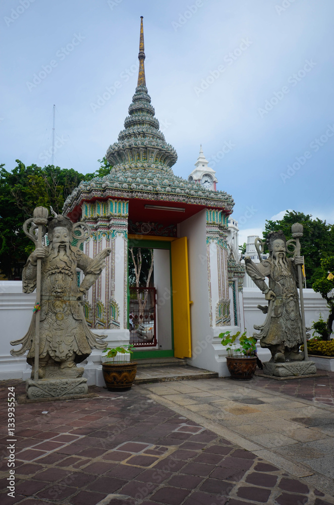 Eingangstor im Tempel des liegenden Buddha, Wat Pho in Bangkok, Thailand Eingangstor im Tempel des liegenden Buddha, Wat Pho in Bangkok, Thailand