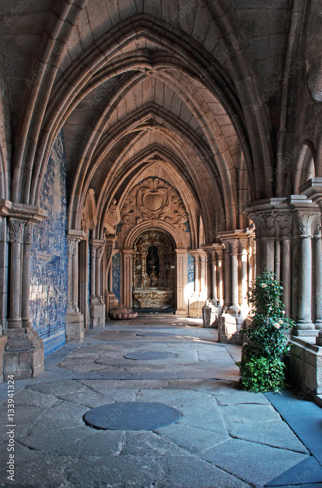 Portogallo, 26/03/2012: il chiostro gotico della Cattedrale di Porto, con dettagli degli azulejos barocchi creati da Valentim de Almeida tra il 1729 e il 1731
