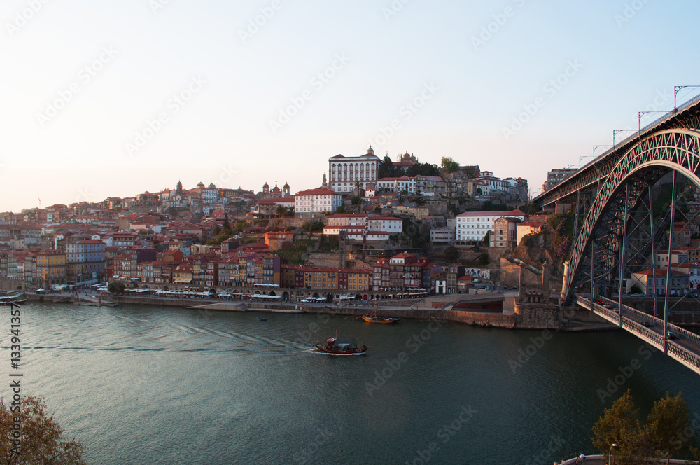 Portogallo, 26/03/2012: il tramonto e lo skyline di Porto con vista sul Luiz I, il ponte ad arco a due piani sul fiume Douro tra le città di Porto e Vila Nova de Gaia