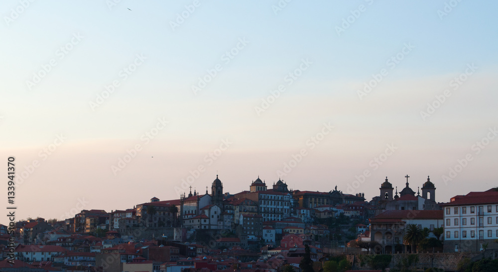 Portogallo, 26/03/2012: il tramonto e lo skyline di Porto 