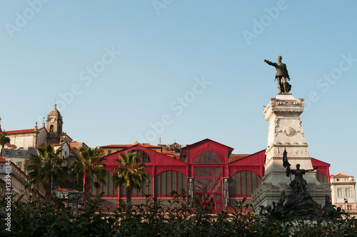 Portogallo, 26/03/2012: vista della statua del principe Enrico il Navigatore e l'edificio rosso del Jardim do Infante Dom Henrique nel centro della Città Vecchia di Porto photo