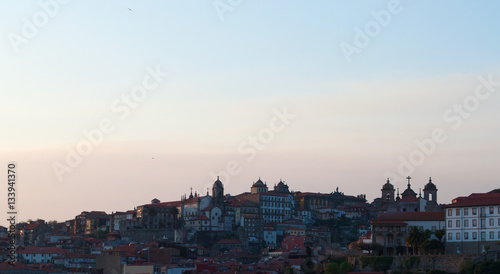 Portogallo, 26/03/2012: il tramonto e lo skyline di Porto 