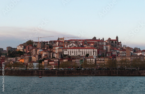 Portogallo, 26/03/2012: barche al tramonto e lo skyline di Porto con vista del fiume Douro tra le città di Porto e Vila Nova de Gaia