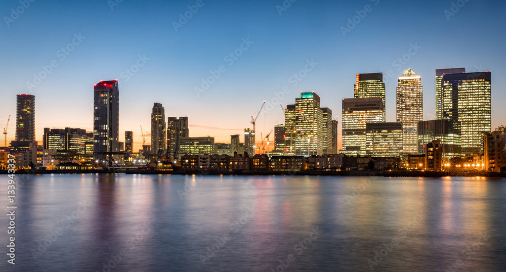 Finanzzentrum Canary Wharf in London nach Sonnenuntergang 