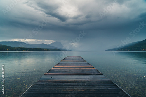 Foto Dock overlooking a calm overcast lake.