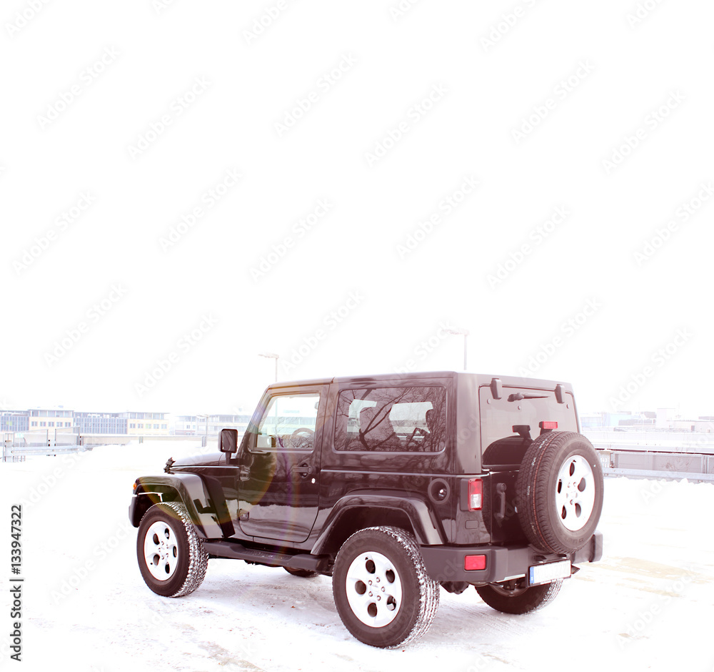 Jeep in einer Winterlandschaft